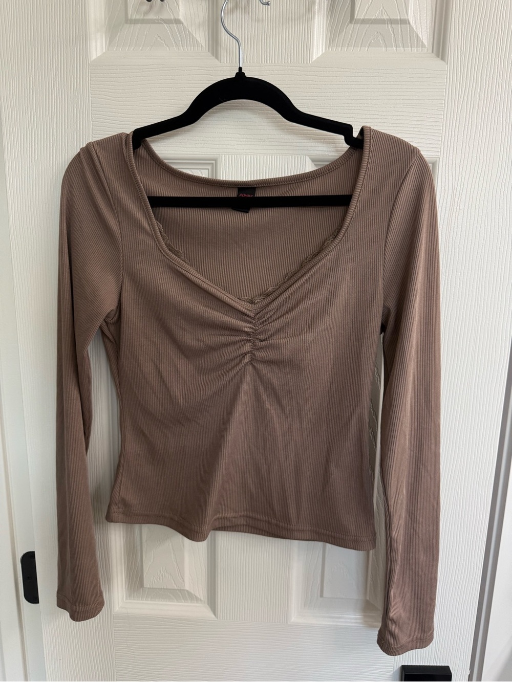 ROMWE Taupe Ribbed Long-Sleeve Ruched Front Top - Picture 1 of 2